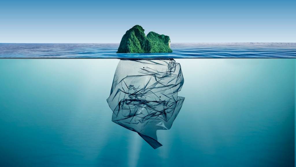 plastique d'ordures avec l'île flottant dans l'océan