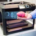Un médecin tient un coeur imprimé en 3D