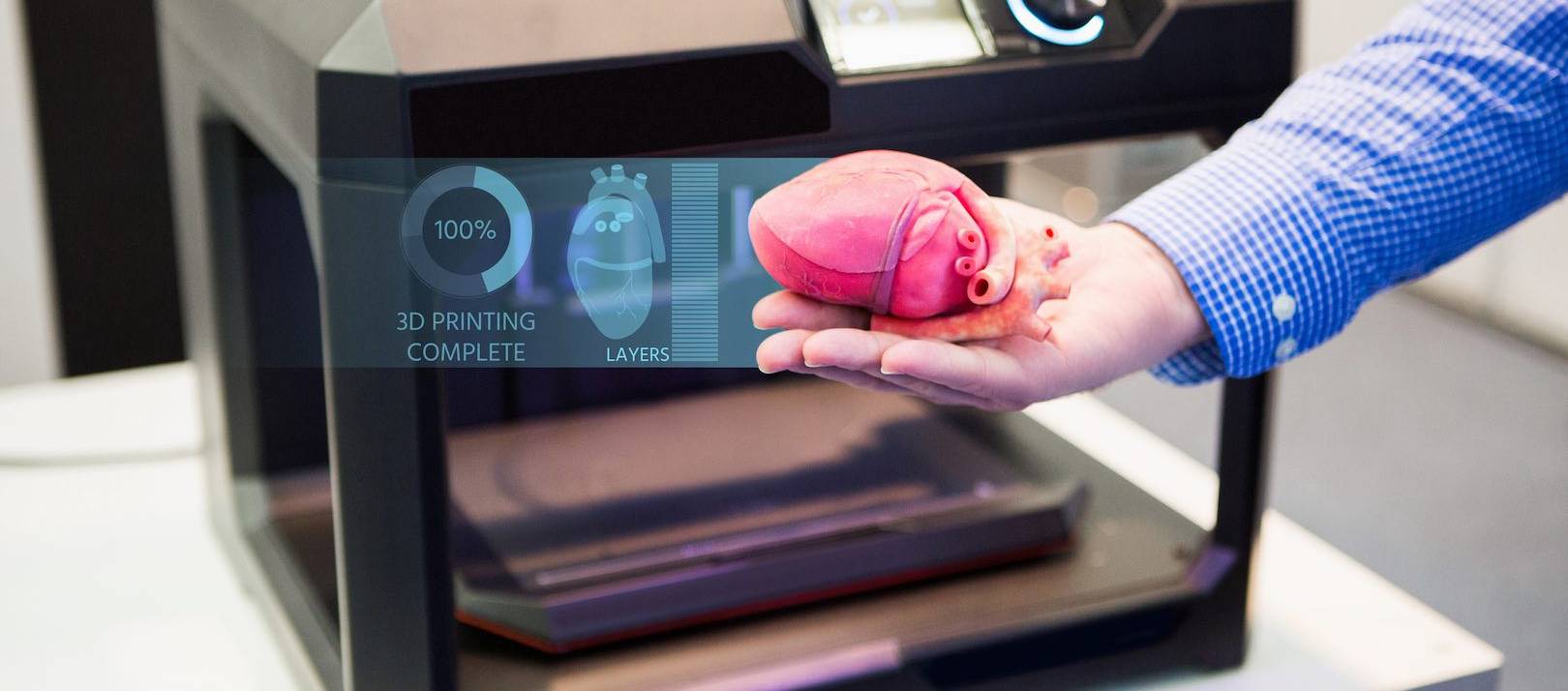 Impression 3D en santé Un médecin tient un coeur imprimé en 3D