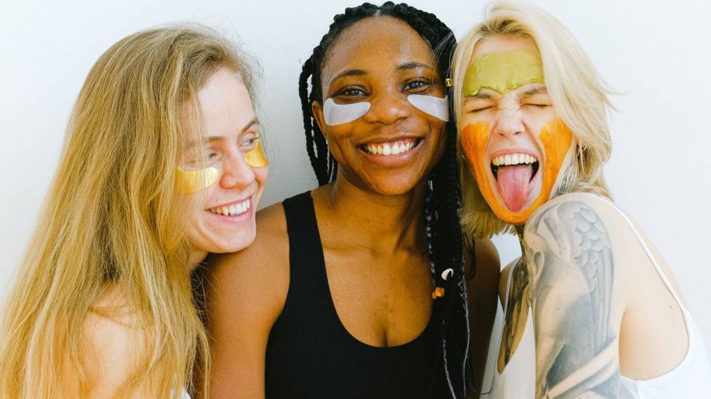 3 jeunes femmes avec un masque beauté sur le visage