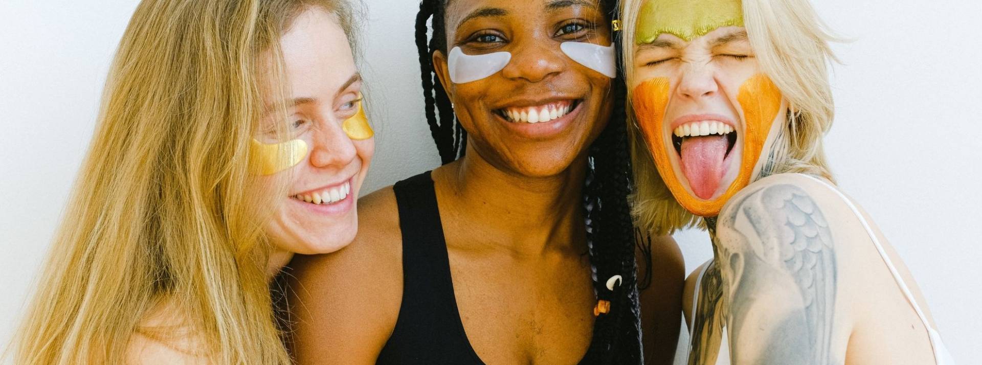 Pour la deuxième année consécutive, Lush prend part au Veganuary, un défi mondial 3 jeunes femmes avec un masque beauté sur le visage