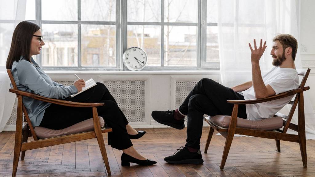 Homme face à sa psychothérapeute