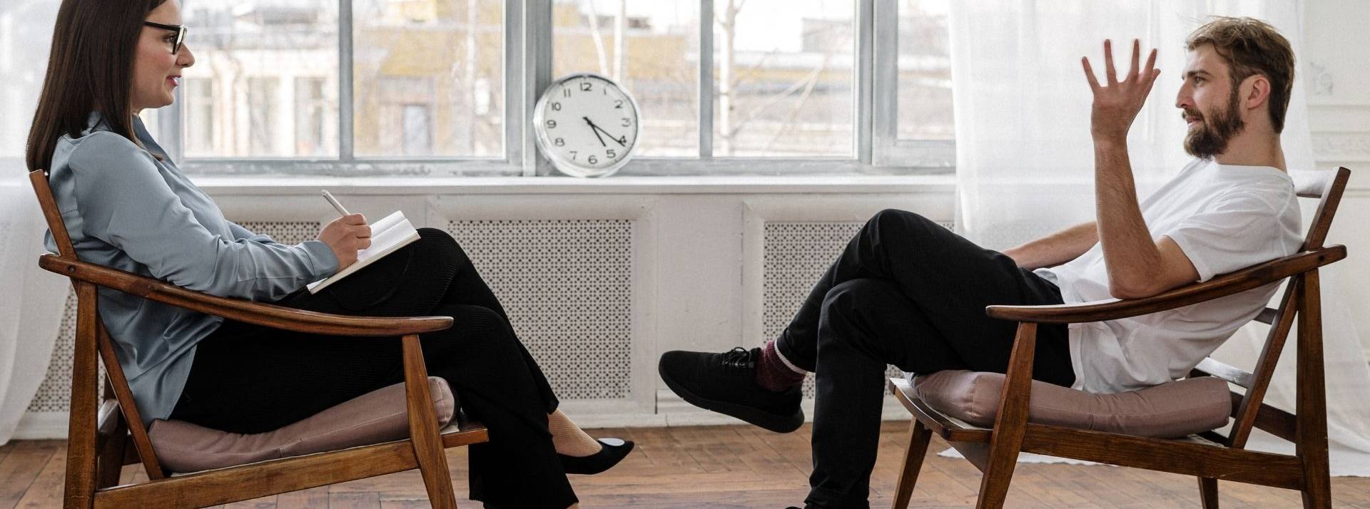 Pour une année 2022 sereine, l’application Mon Suivi Psy propose à tout un chacun de se demander régulièrement comment va son mental pour viser le mieux-être et se sentir bien. Homme face à sa psychothérapeute