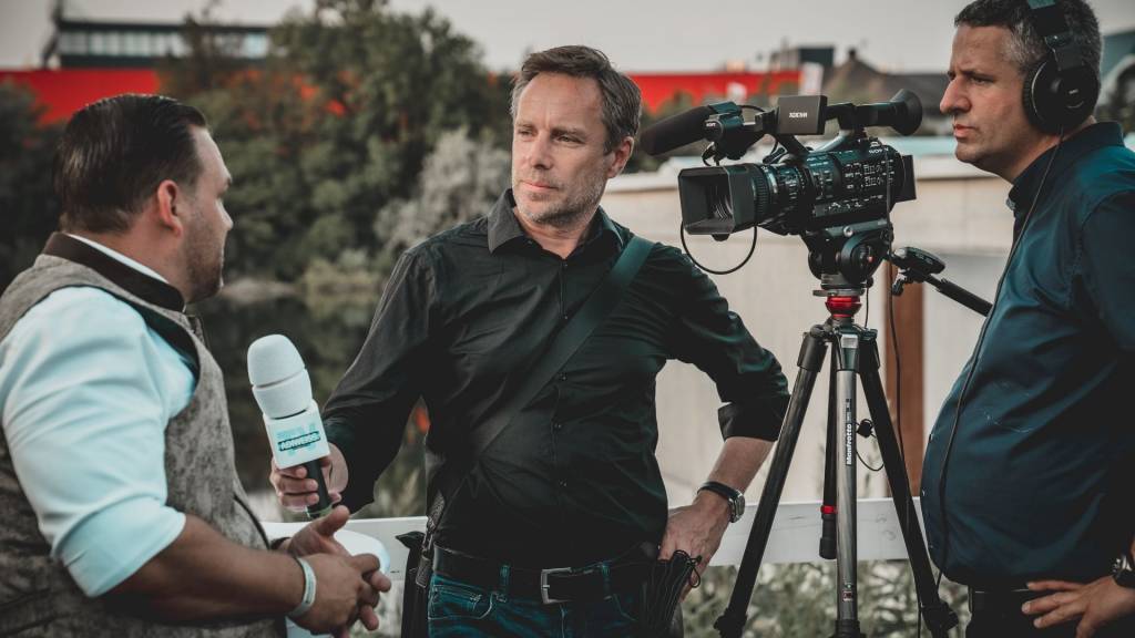 Journalistes interviewant une personne