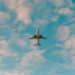 Un avion dans le ciel