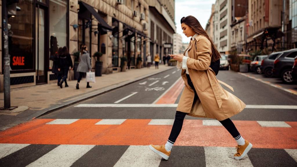 Femme traversant la rue sur un passage piéton