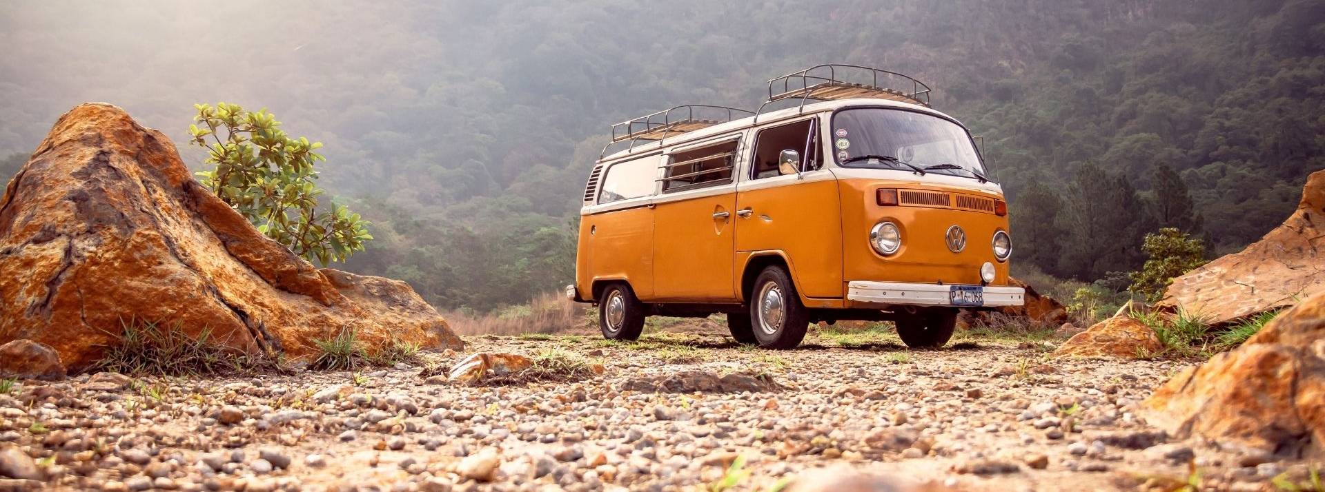 Spot On Travel, l’application pour (re)découvrir la France en itinérance et valoriser un tourisme local et responsable volkswagen combi orange avec la montagen en arrière plan