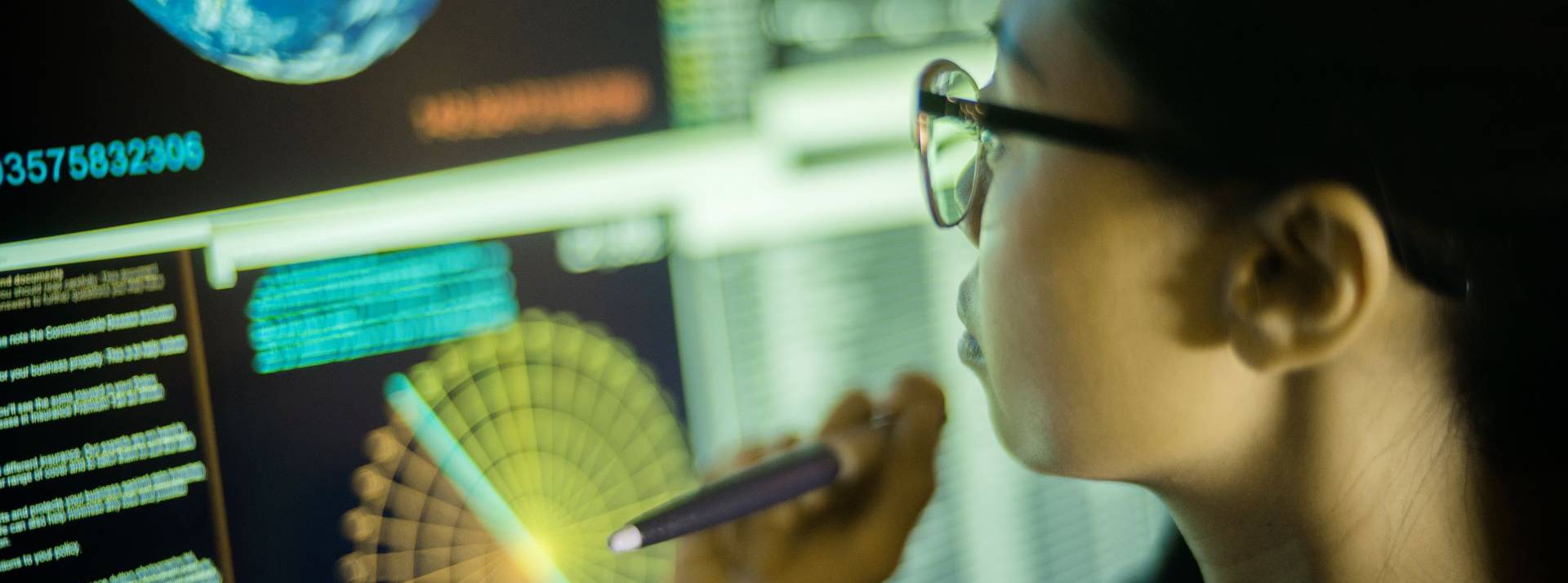 Top 5 des métiers à Impact qui recrutent fortement en 2022 : la biodiversité, Le numérique responsable et la finance verte concentrent l’essentiel des besoins Femme devant un écran d'ordinateur