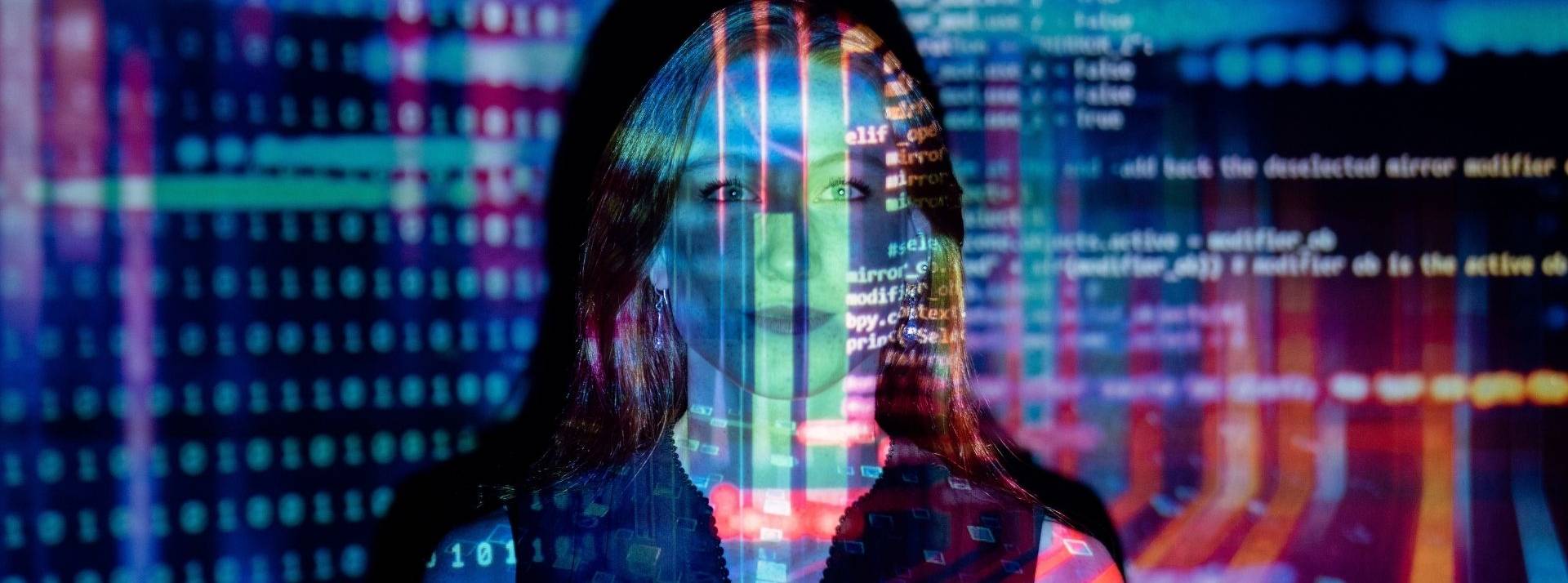 La majorité des salariés a pleinement conscience de l’urgence de la transformation data de leur entreprise, de l’impact sur leur emploi et bien sûr des risques liés à l’Intelligence Artificielle (IA). Lignes de codes projetées sur une femme