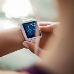 Montre connectée qui indique la fréquence cardiaque