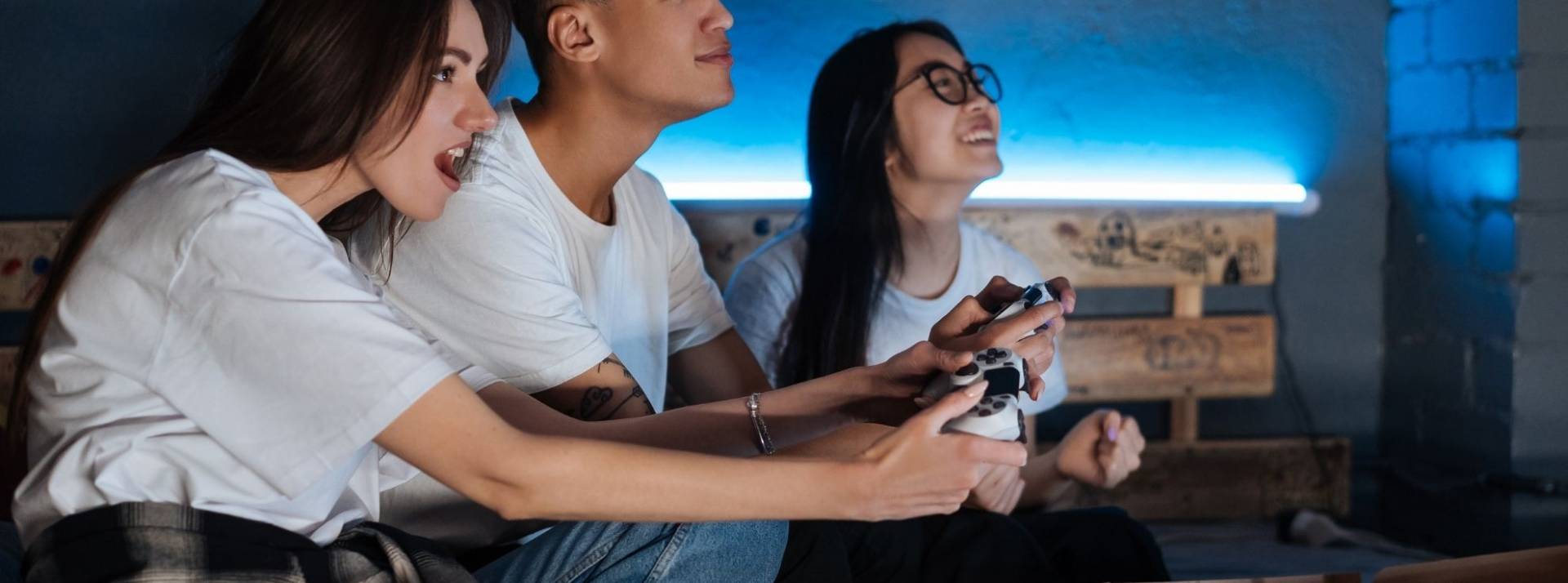 Xsolla accroît les opportunités de revenus pour les développeurs de jeux mobiles avec sa solution de boutique en ligne Trois personnes jouant à un jeu vidéo dans leur salon