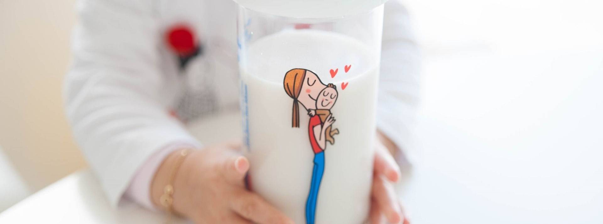 Les microplastiques, un danger pour la santé : Face à ce risque, le Biberon Français est l'allié durable les bébés Mains de bébé qui tiennent un biberon