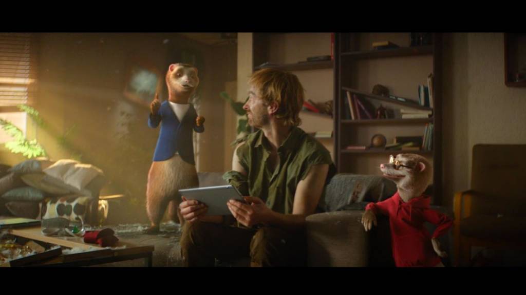 le comparateur lesfurets reprend la parole en télévision et en digital, avec une nouvelle saga publicitaire et deux films signés Agence BELLE Homme assis dans son canapé entouré de deux furets