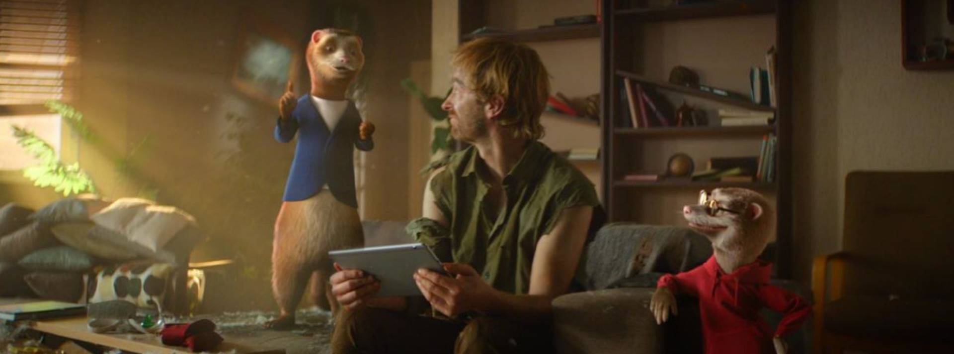 le comparateur lesfurets reprend la parole en télévision et en digital, avec une nouvelle saga publicitaire et deux films signés Agence BELLE Homme assis dans son canapé entouré de deux furets