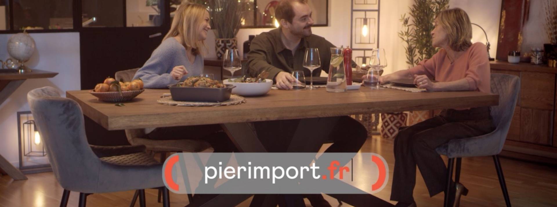 La chaine de magasins spécialisée dans la décoration et le mobilier se réinvente et confie sa première prise de parole sur un grand média à l’agence Big Success. 3 personnes en train de diner