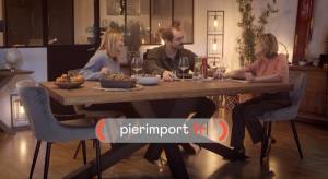 3 personnes en train de diner