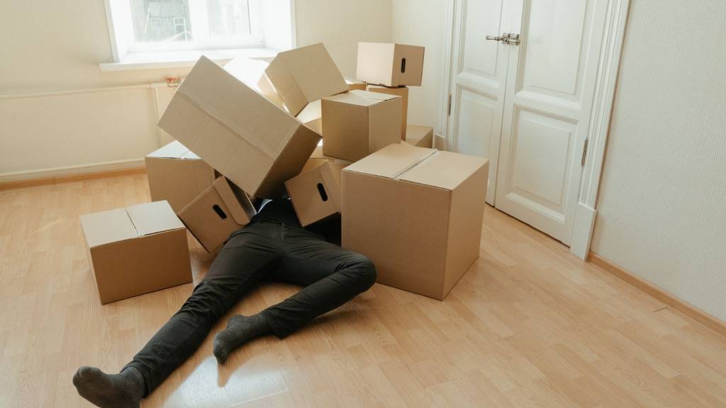 Homme enseveli sous des cartons de déménagement