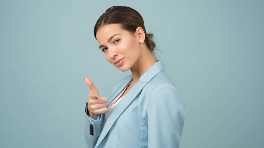 Femme avec une veste bleue