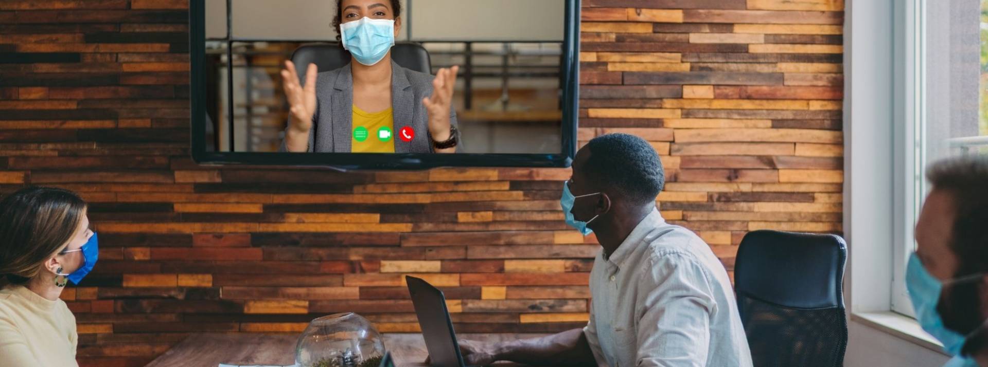 L’entreprise de demain : entre travail à distance et collaboration sur site - Par Camille Schmitt, consultante senior au sein de la practice Conseil RH de Magellan Consulting Réunion de gens d’affaires sur appel vidéo dans le bureau pendant la pandémie de COVID-19