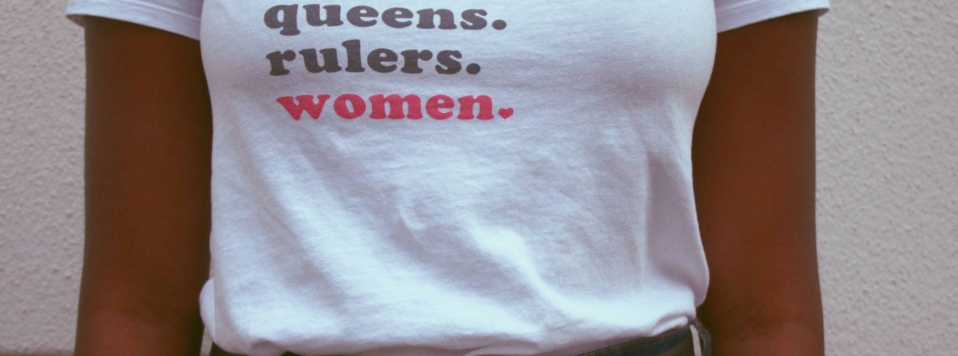 Le groupe Covéa annonce ce jour le renouvellement de son partenariat avec la Fondation des Femmes pour la deuxième année consécutive Femme avec un t-shirt avec les mots : women is rulers, queens, visionaries, daughters, mothers