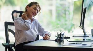 Femme ayant mal au cou en raison d’un travail sur la charge et d’une mauvaise posture