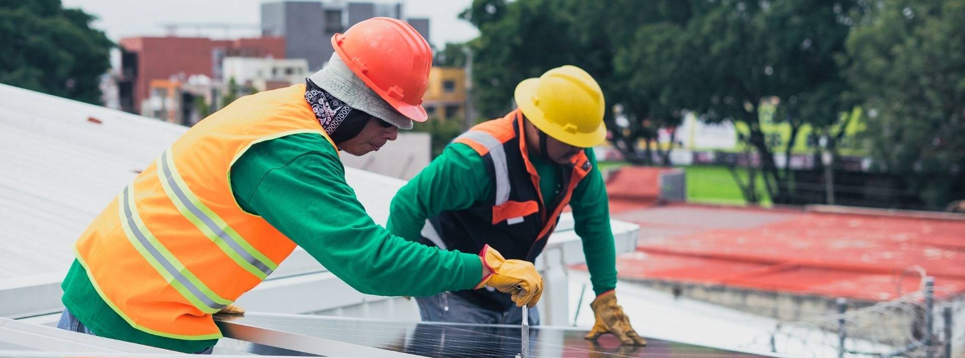 Selon une étude publiée par le ministère de la Transition écologique, en 2020, les entreprises ont proposé plus de 402.000 offres d'emploi dans les « métiers verts » auprès de Pôle Emploi. Hommes vissant des panneaux solaires
