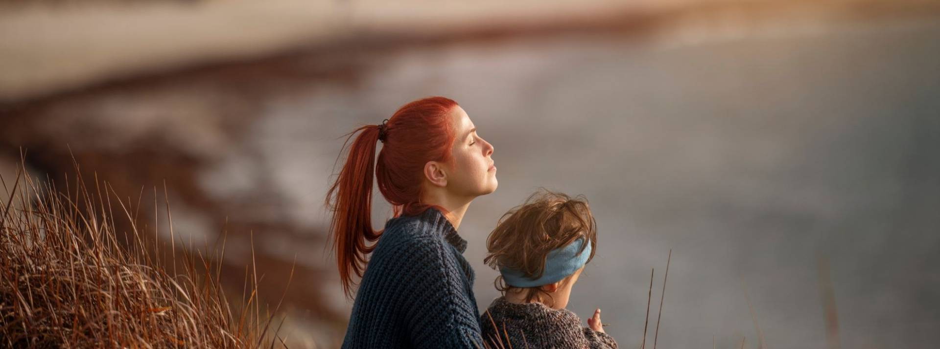 2022 sera l’année des communications audacieuses et transparentes en particulier pour les PME Femme avec un enfant regardant au loin