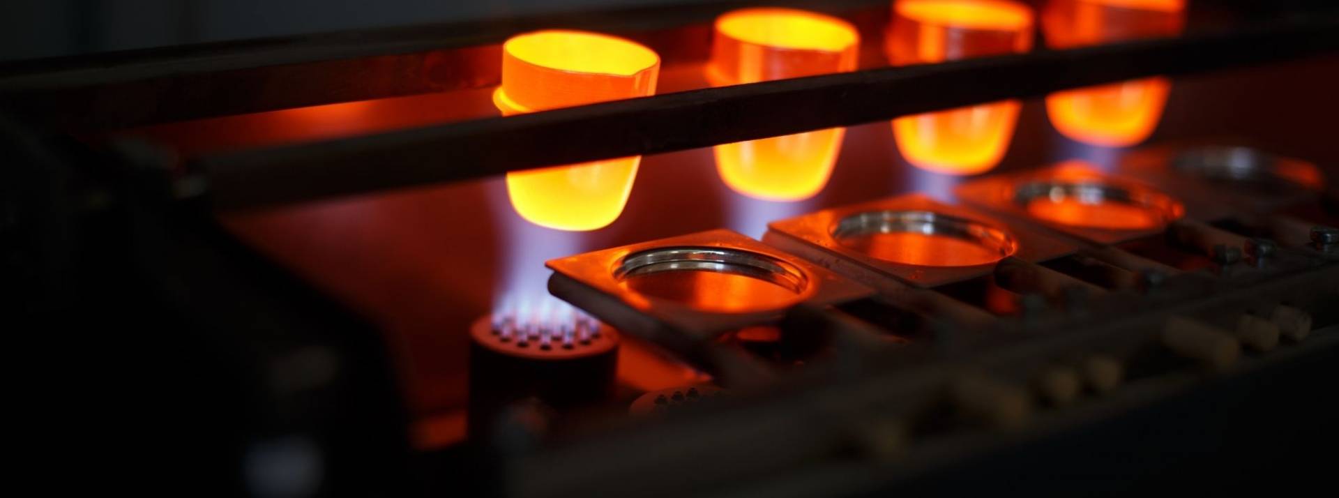 International Cookware, soutenu par le plan France Relance, s’intègre à l’effort national d’économie d’énergies et de relance économique Verre en fusion dans un four