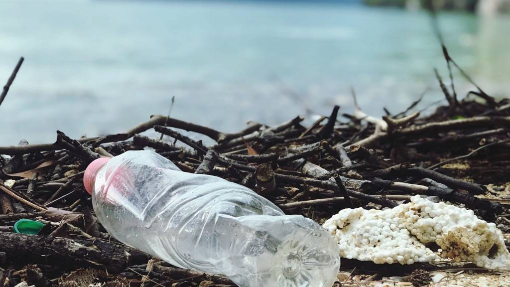 Bouteille plastique sur une plage