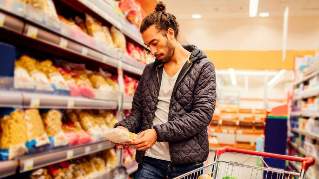 Homme dans un supermarché