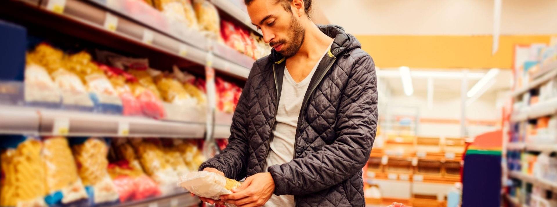 L'homme moderne vient-il concurrencer la fameuse ménagère de moins de 50 ans ? Homme dans un supermarché