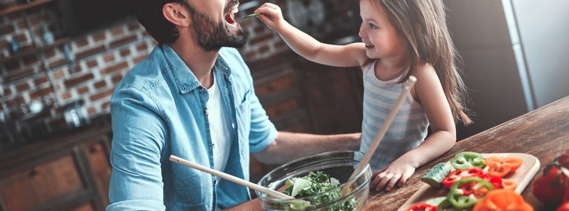 Le Boucher Végétarien, qui propose des produits à base de protéines végétales, fait son entrée chez Carrefour. Petite fille faisant manger des légumes à son papa