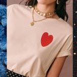 Homme sortant sa tête de ponpons bleus / T-shirt avec un coeur rouge / homme en caleçon