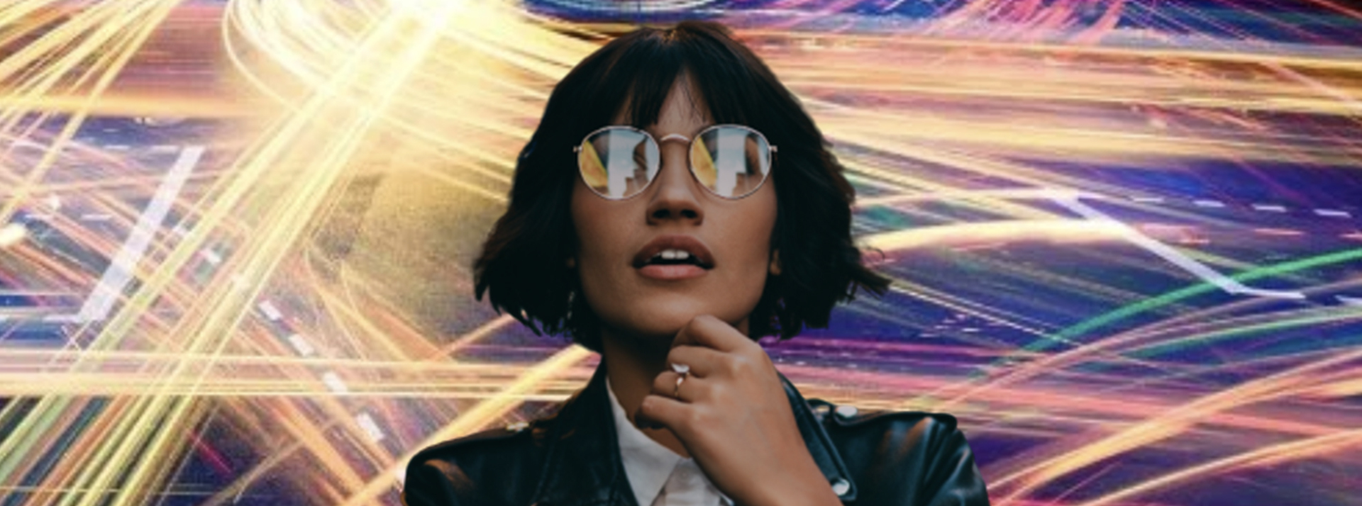 femme avec des lunettes de soleil