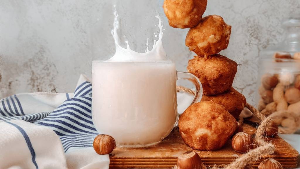 Verre de lait avec des biscuits autours
