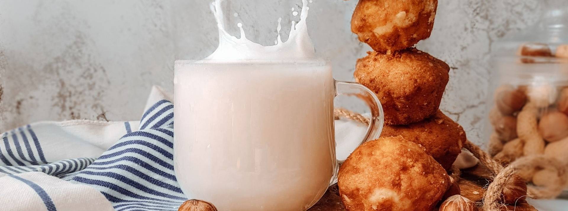 Bel souhaite faire de la décarbonation un moteur de sa performance et s’aligne sur une trajectoire climat ambitieuse à +1,5°C Verre de lait avec des biscuits autours