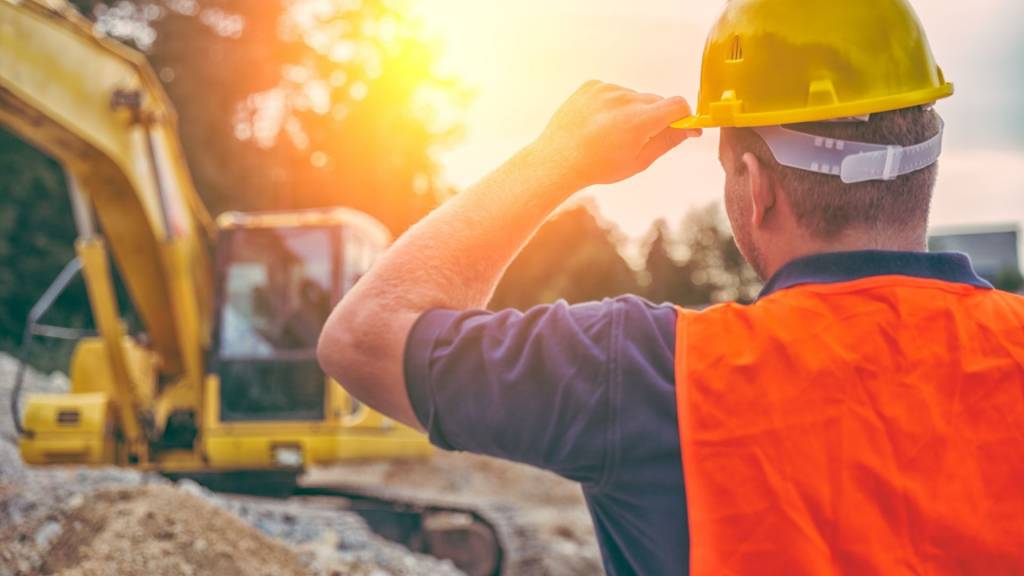Homme sur un chantier avec un casque sur la tête