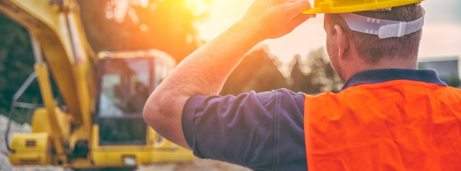 Kiloutou annonce 1000 nouveaux recrutements pour soutenir sa croissance en 2022 Homme sur un chantier avec un casque sur la tête