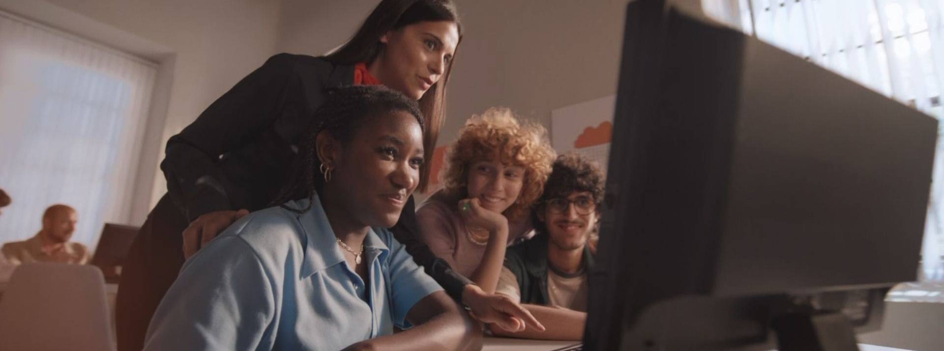 « Le numérique est une chance » : Orange lance sa nouvelle campagne de communication socialement engagée Groupe de jeuens devant un écran d'ordinateur