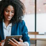 Une femme qui a une tablette