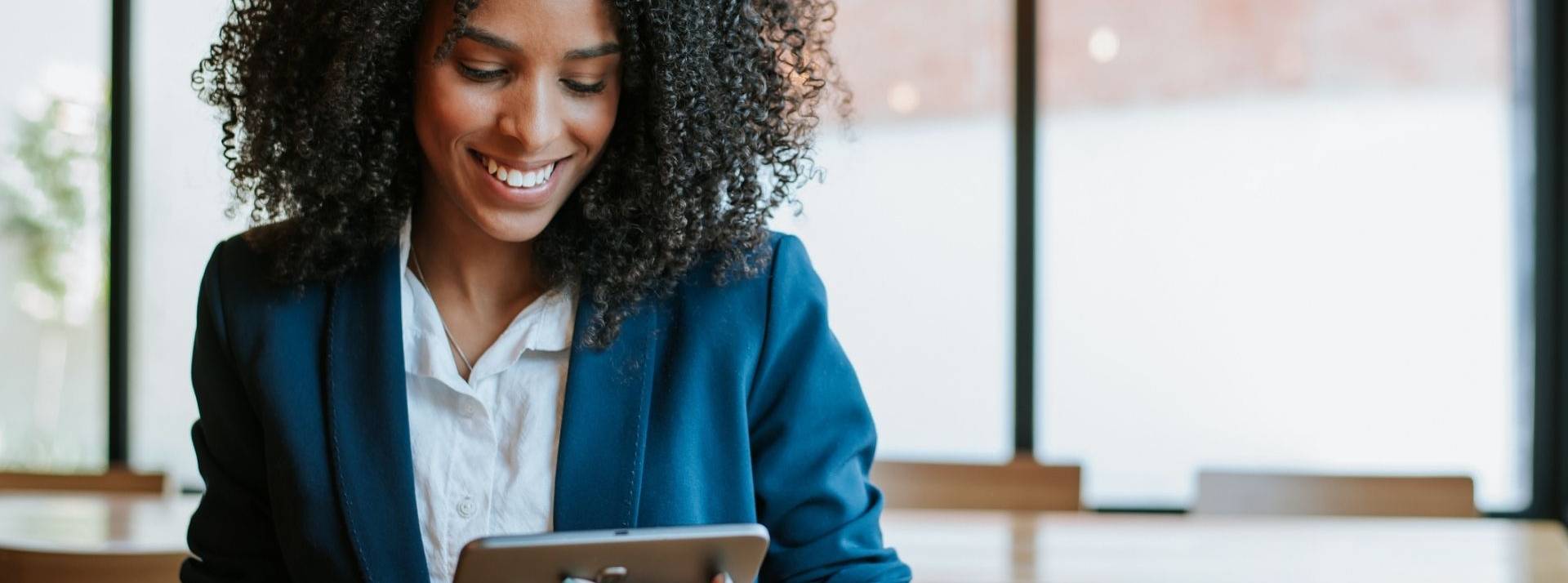 La Digital Experience Platform, un moyen d’améliorer sa présence digitale Une femme qui a une tablette