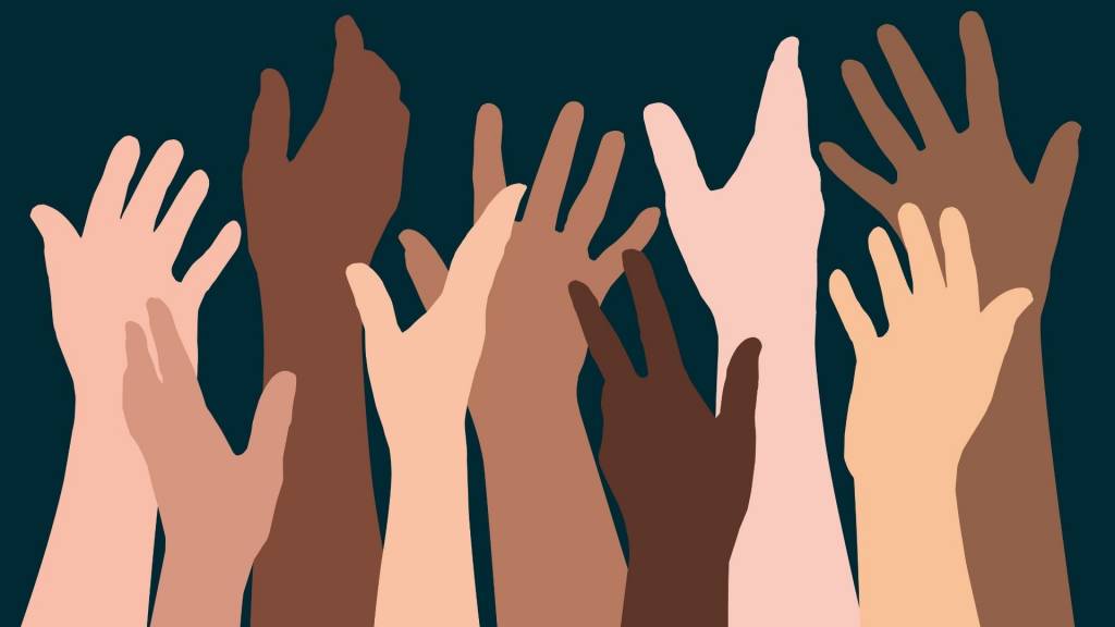 Mains levées de différentes ethnies symbole de fraternité