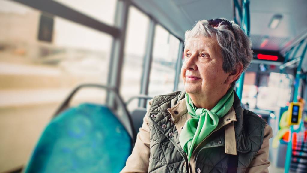 Femme âgée dans un bus