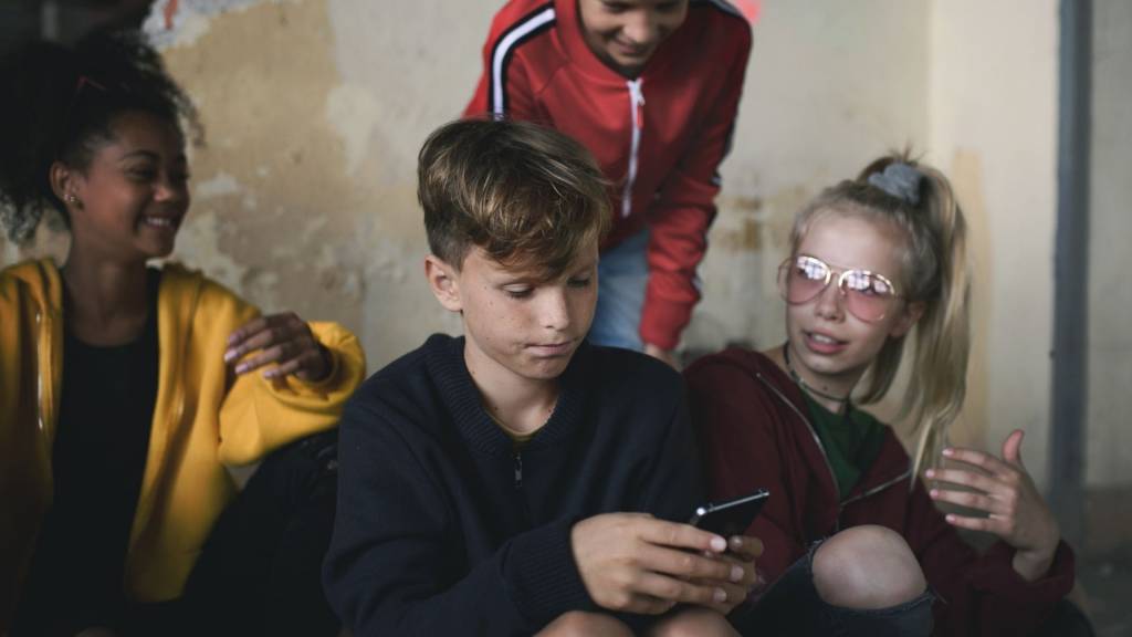 Groupe de jeunes enfants avec un smartphone