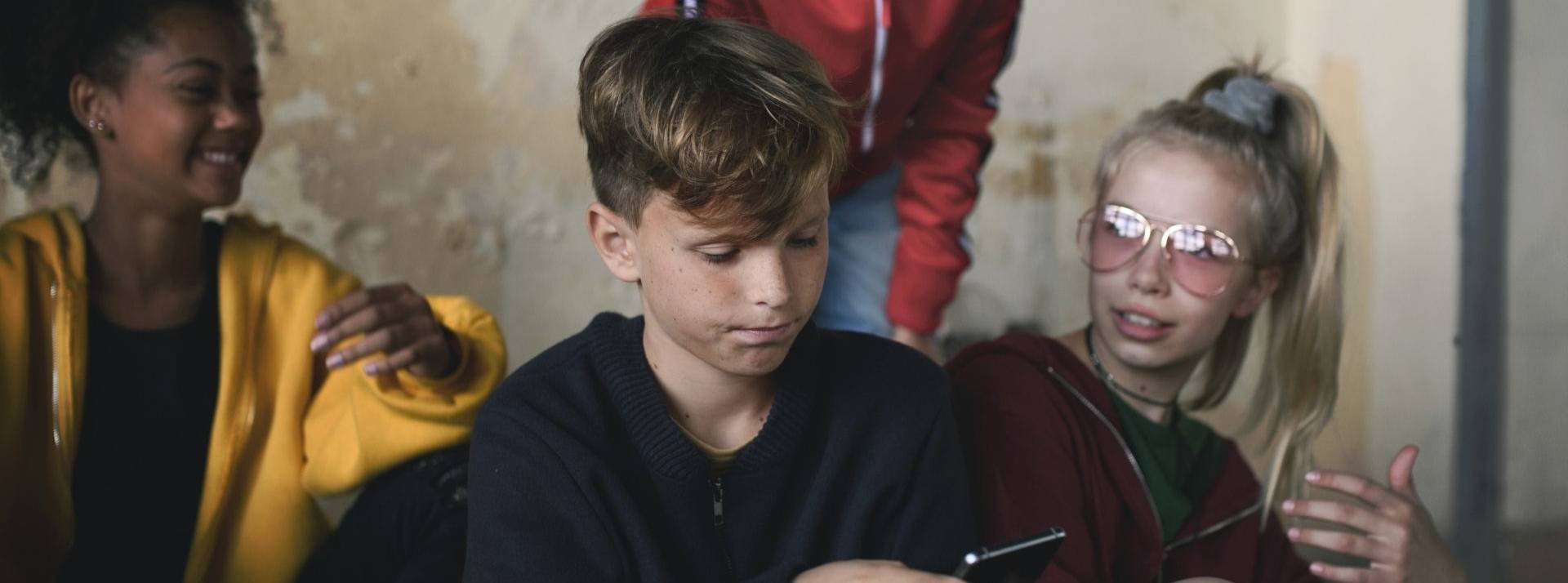 Etude TikTok sur la connaissance de la sécurité en ligne : 9 adolescents sur 10 sont conscients du sujet de la sécurité sur les réseaux sociaux Groupe de jeunes enfants avec un smartphone