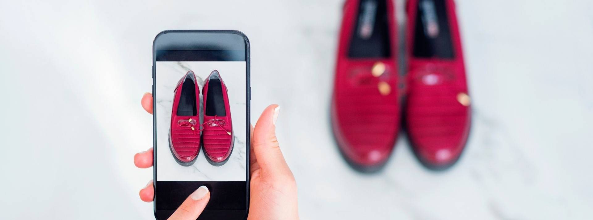 Pilotée par WPP et GroupM Business Media Science, le Département Études de GroupM, l’étude « ReCommerce 2022 » démontre la révolution seconde main Personne prenant en photo avec son smartphone une paire de chaussures