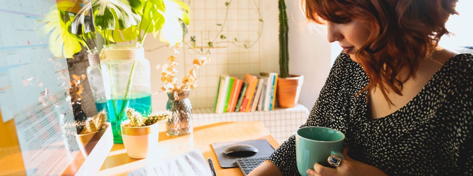 Selon Adam Hemon, le fondateur de Venus Consulting : le télétravail n’est plus vécu comme une contrainte liée à la crise sanitaire !  Jeunes femme travaillant une tasse à la main