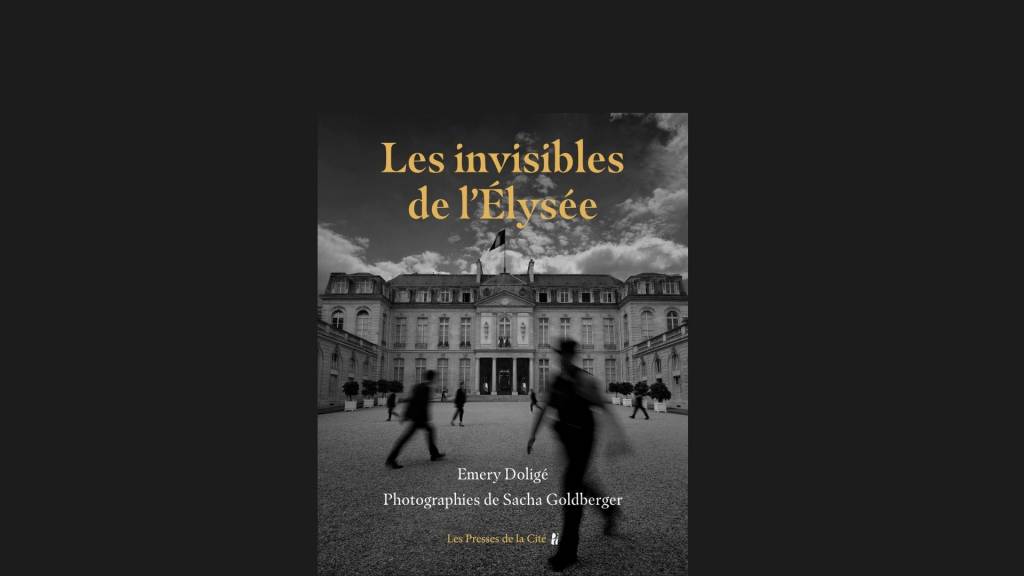En trente portraits, en mots et en photos, rencontre avec ces femmes et ces hommes qui sont les premiers représentants de la qualité française Couverture du libre : Les invisbles de l'Elysee