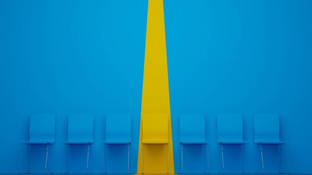 Chaise exceptionnelle dans la rangée. Chaise jaune se démarquant de la foule
