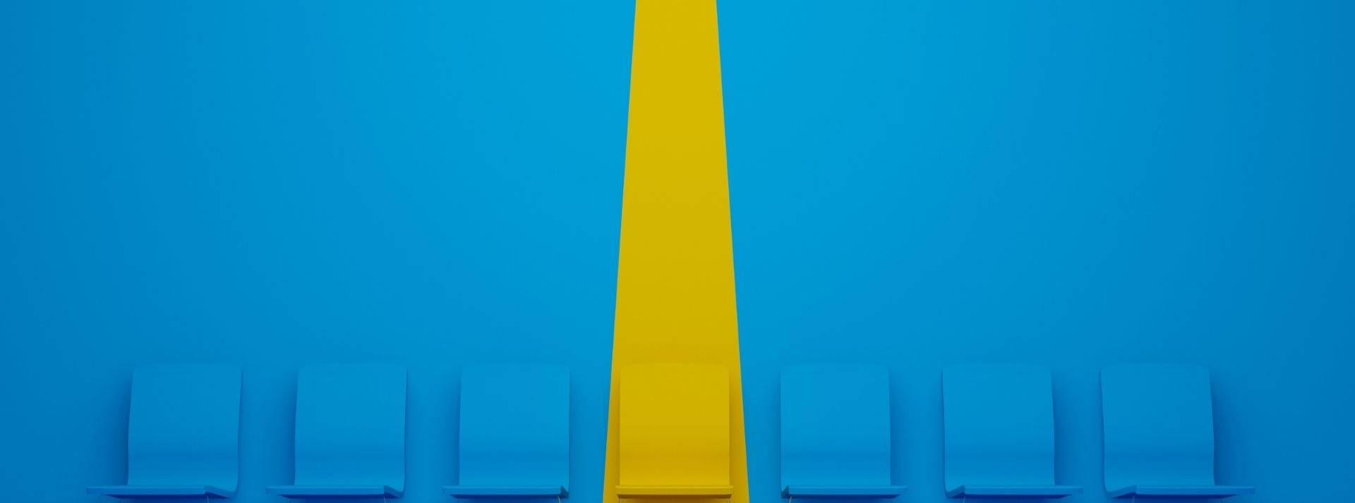 Trade Republic recherche 250 ingénieurs pour son nouveau hub technologique de Stockholm et leur offre la possibilité de travailler à distance dans le monde entier Chaise exceptionnelle dans la rangée. Chaise jaune se démarquant de la foule